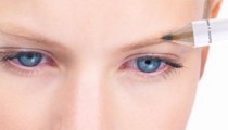 Disimular con gracia los espacios vacíos y… presumir de cejas